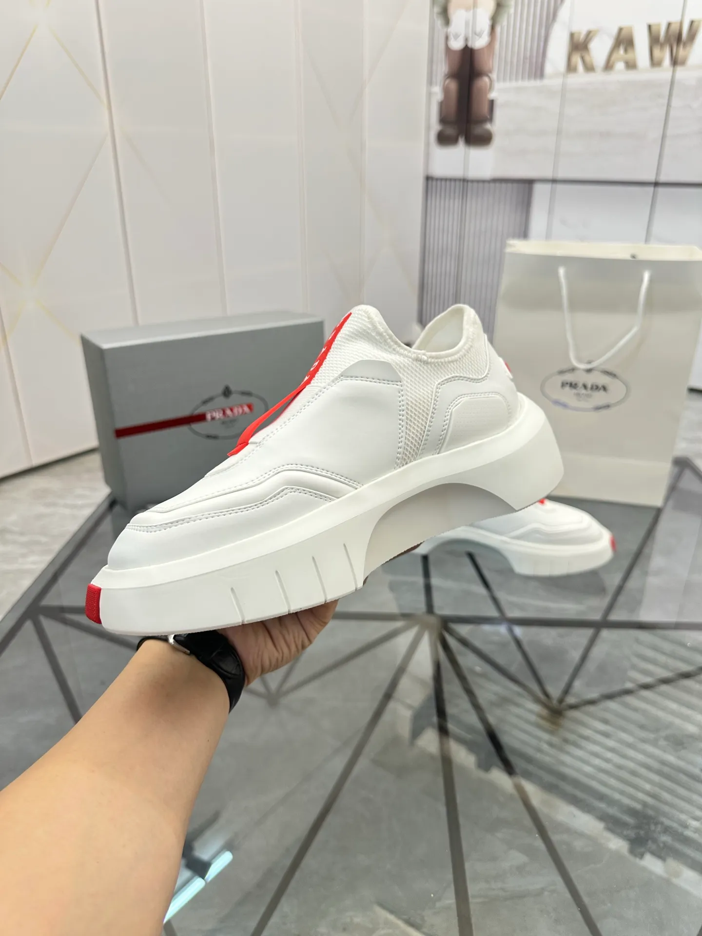 Men's shoes: 💰P500¥ High-end, complete package Product trademark: Prada *"Prada*" low-top casual shoes Regular size: 38-44 (can be customized to 45.46) Couple style Product materials: Upper imported cowhide stitched with original fabric, breathable lining, original outsole. Number: 846